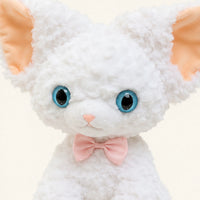 Peluche chat blanc boucle gros plan visage
