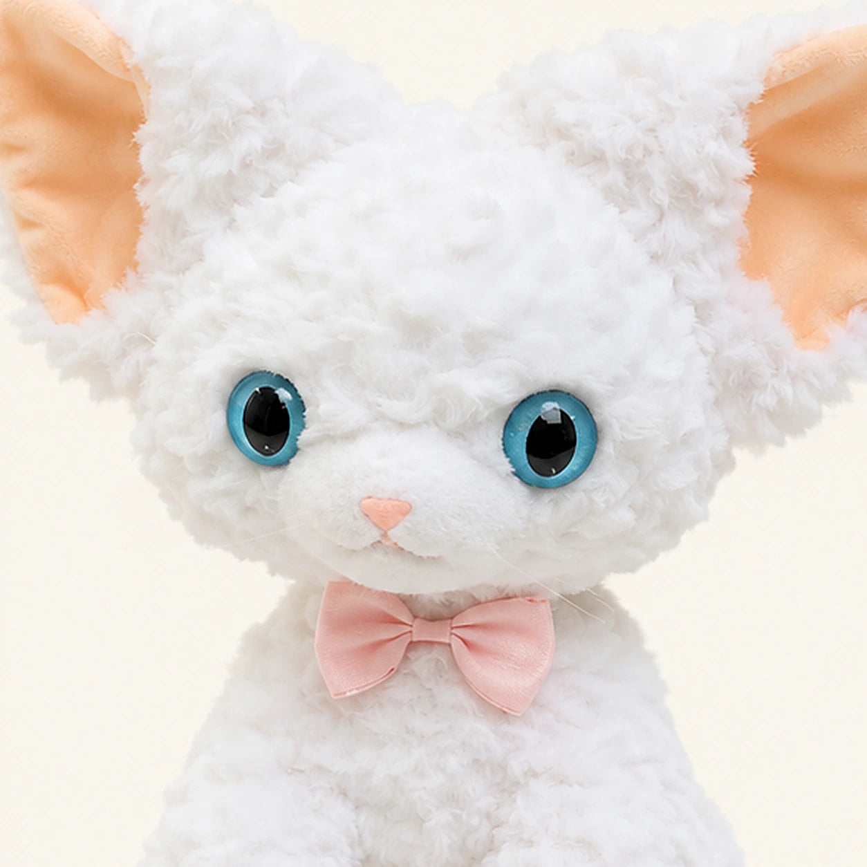Peluche chat blanc boucle gros plan visage