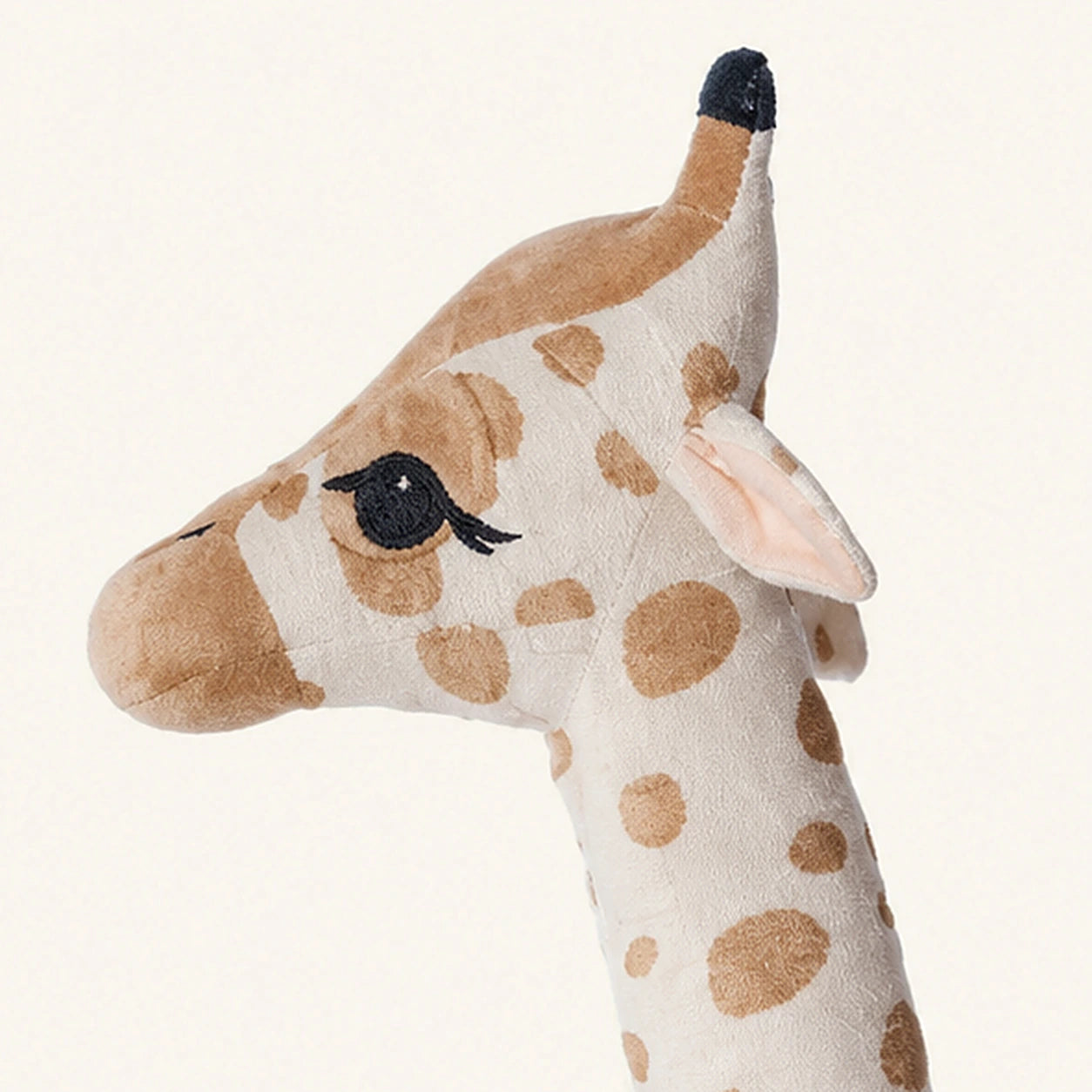 Peluche girafe simulation gros plan visage