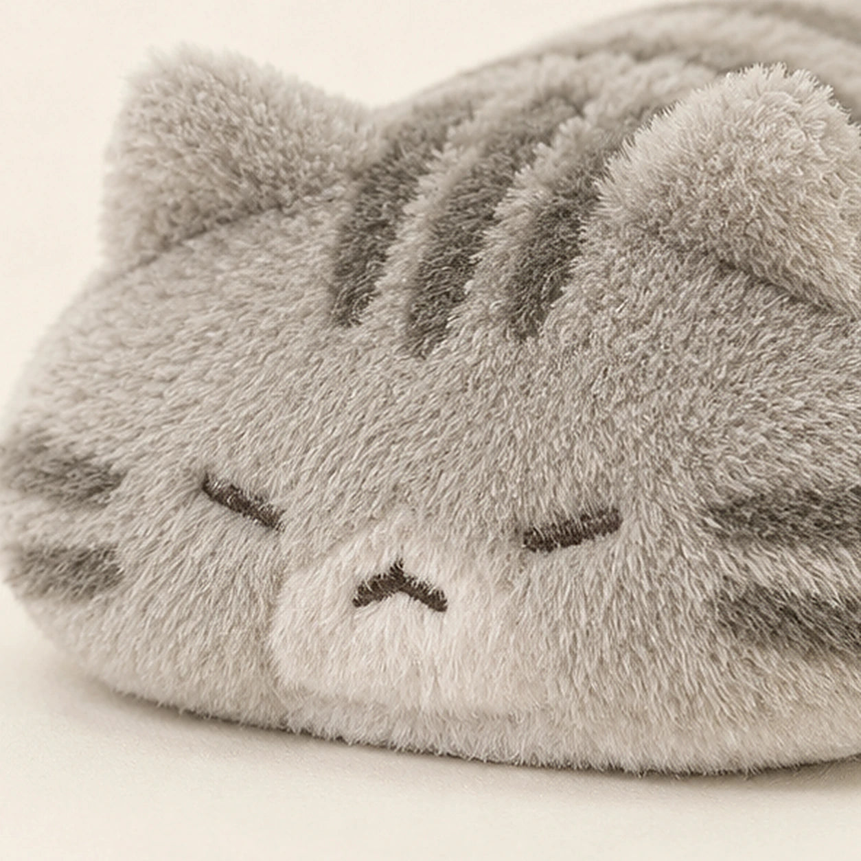 Peluche chat calin tigre gris gros plan visage