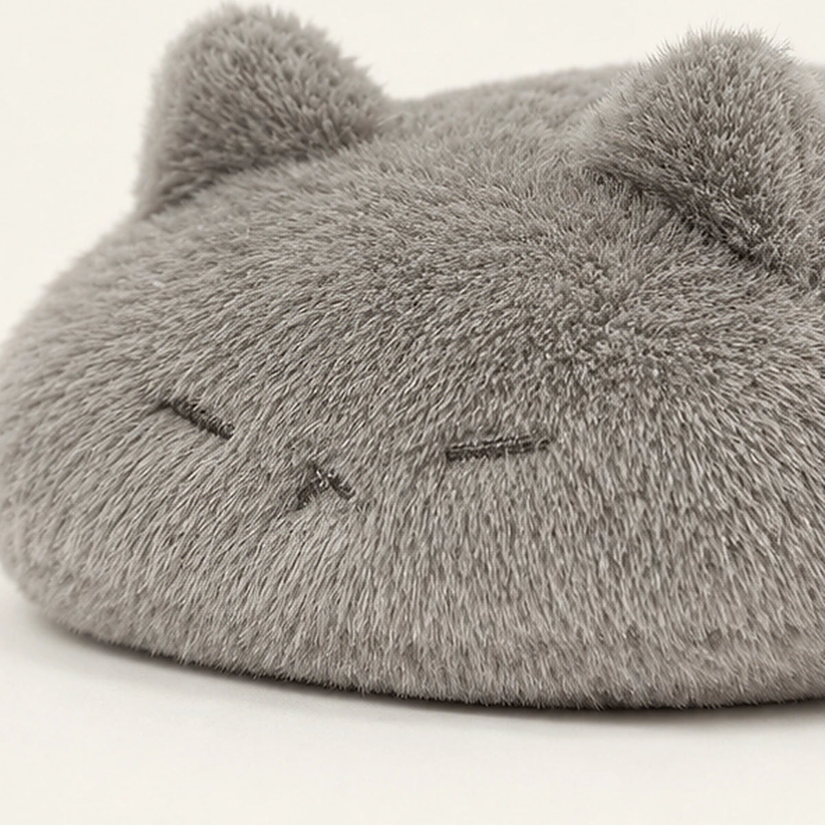 Peluche chat calin gris gros plan visage
