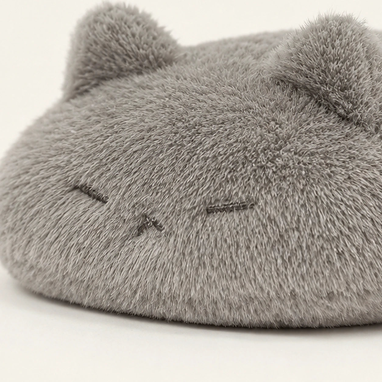 Peluche chat calin gris gros plan visage