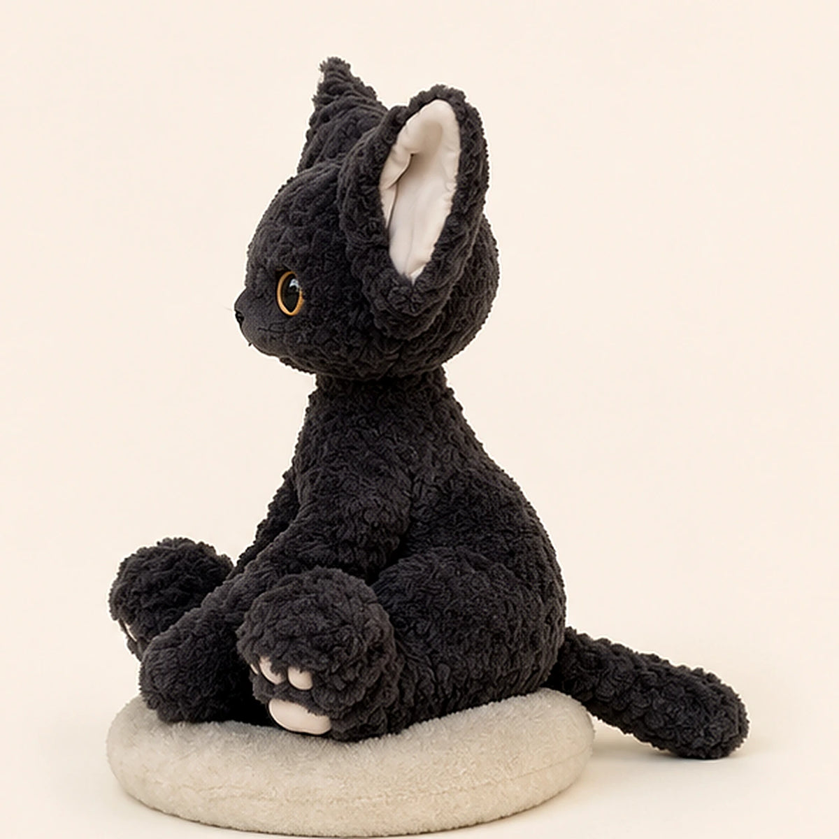 Peluche chat noir boucle vue de profil