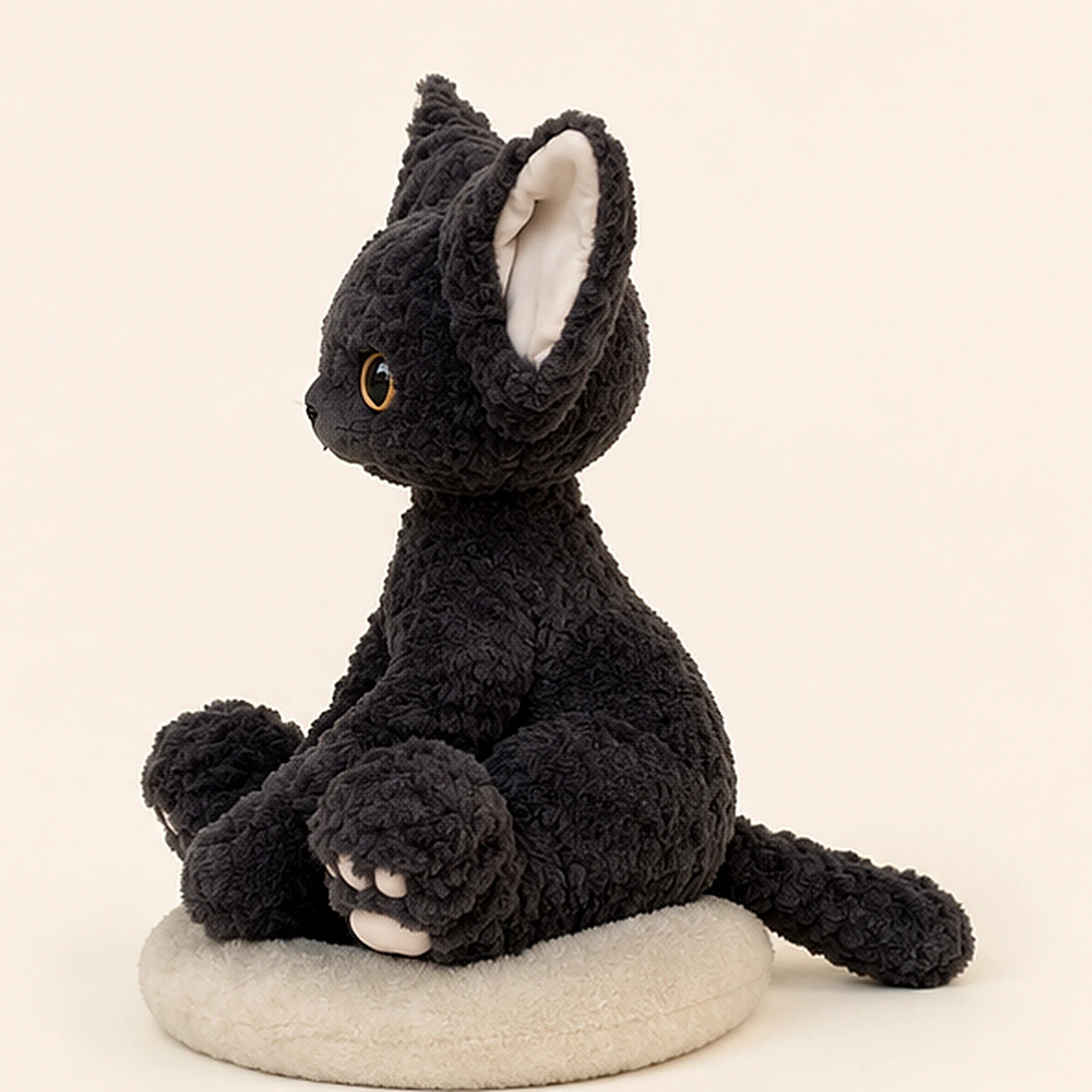 Peluche chat noir boucle vue de profil