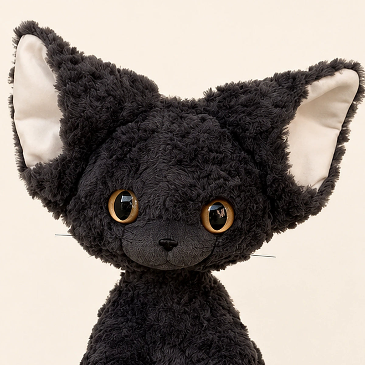 Peluche chat noir boucle gros plan visage