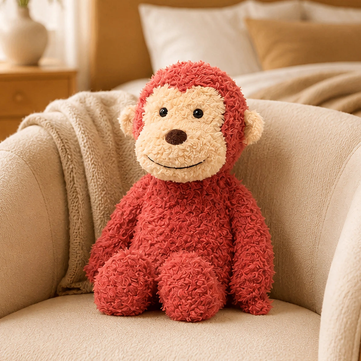 Peluche singe rouge en situation