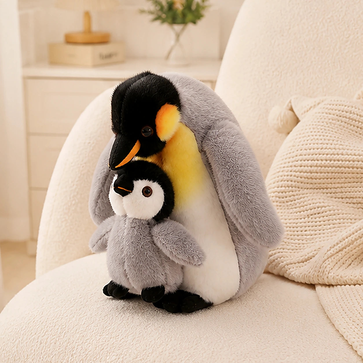 Peluche pingouin en situation