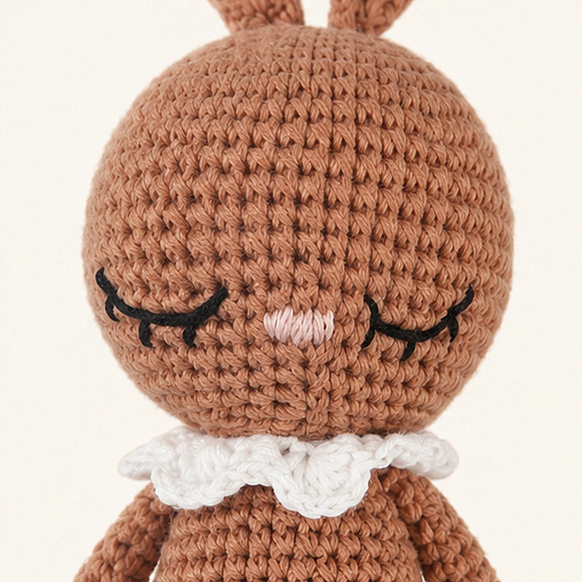 peluche lapin au crochet gros plan