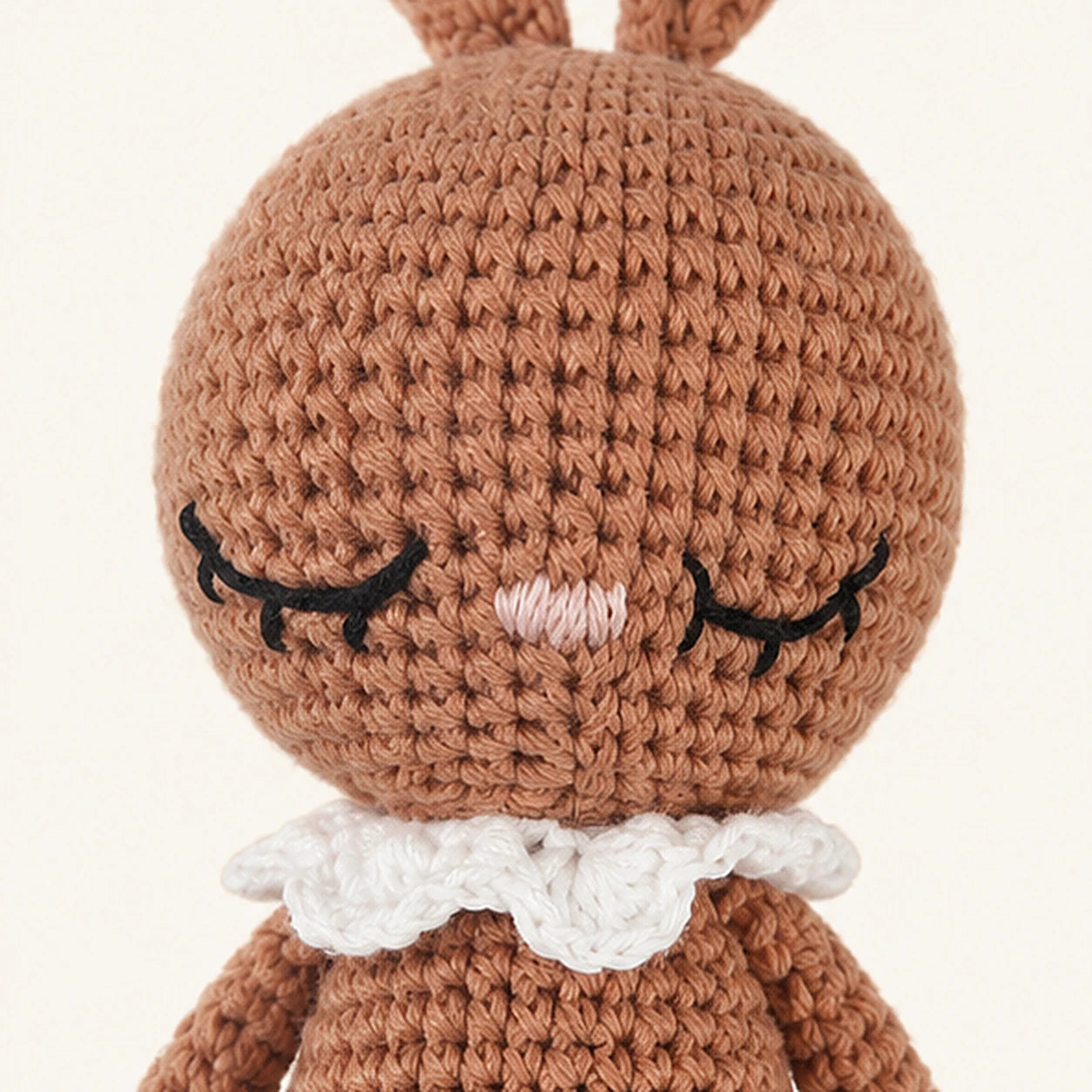 peluche lapin au crochet gros plan