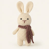petite peluche lapin au crochet vue de face