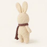petite peluche lapin au crochet vue de dos