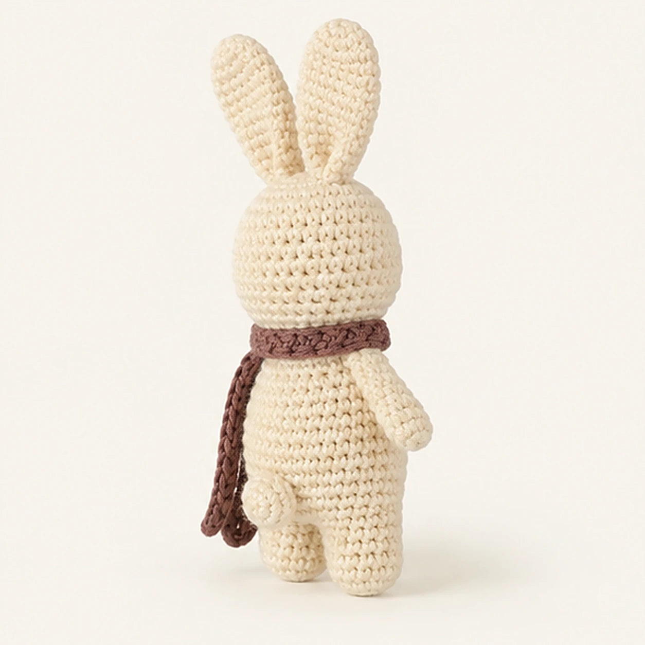 petite peluche lapin au crochet vue de dos