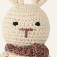 petite peluche lapin au crochet gros plan