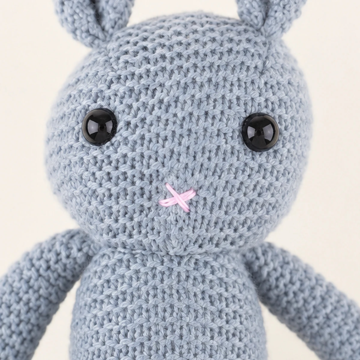 Peluche lapin au crochet gros plan visage