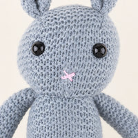 Peluche lapin au crochet gros plan visage