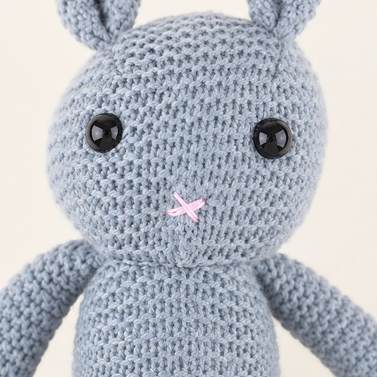 Peluche lapin au crochet gros plan visage