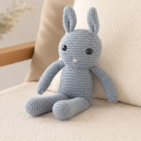 Peluche lapin au crochet mise en situation