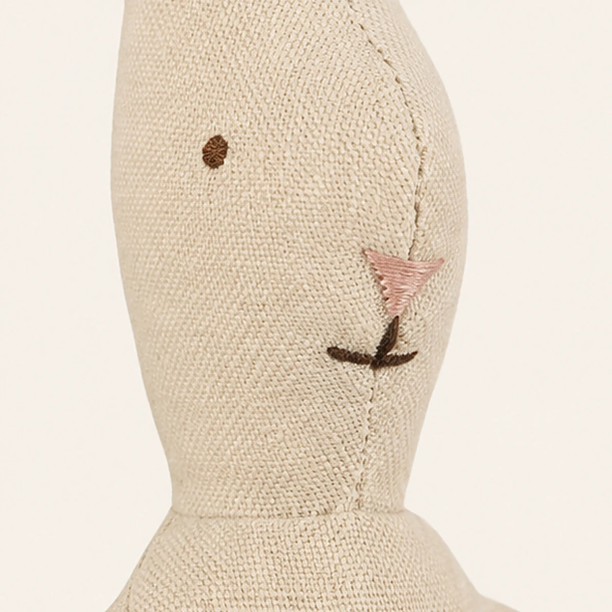 Poupee en coton au crochet gros plan visage