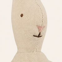 Poupee en coton au crochet gros plan visage