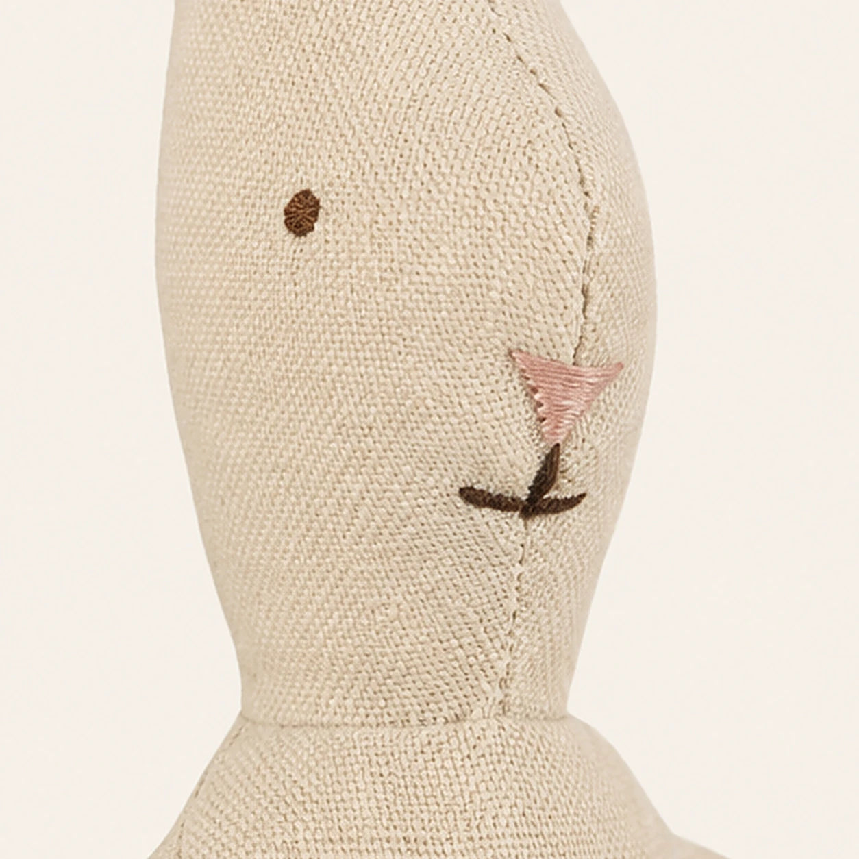 Poupee en coton au crochet gros plan visage