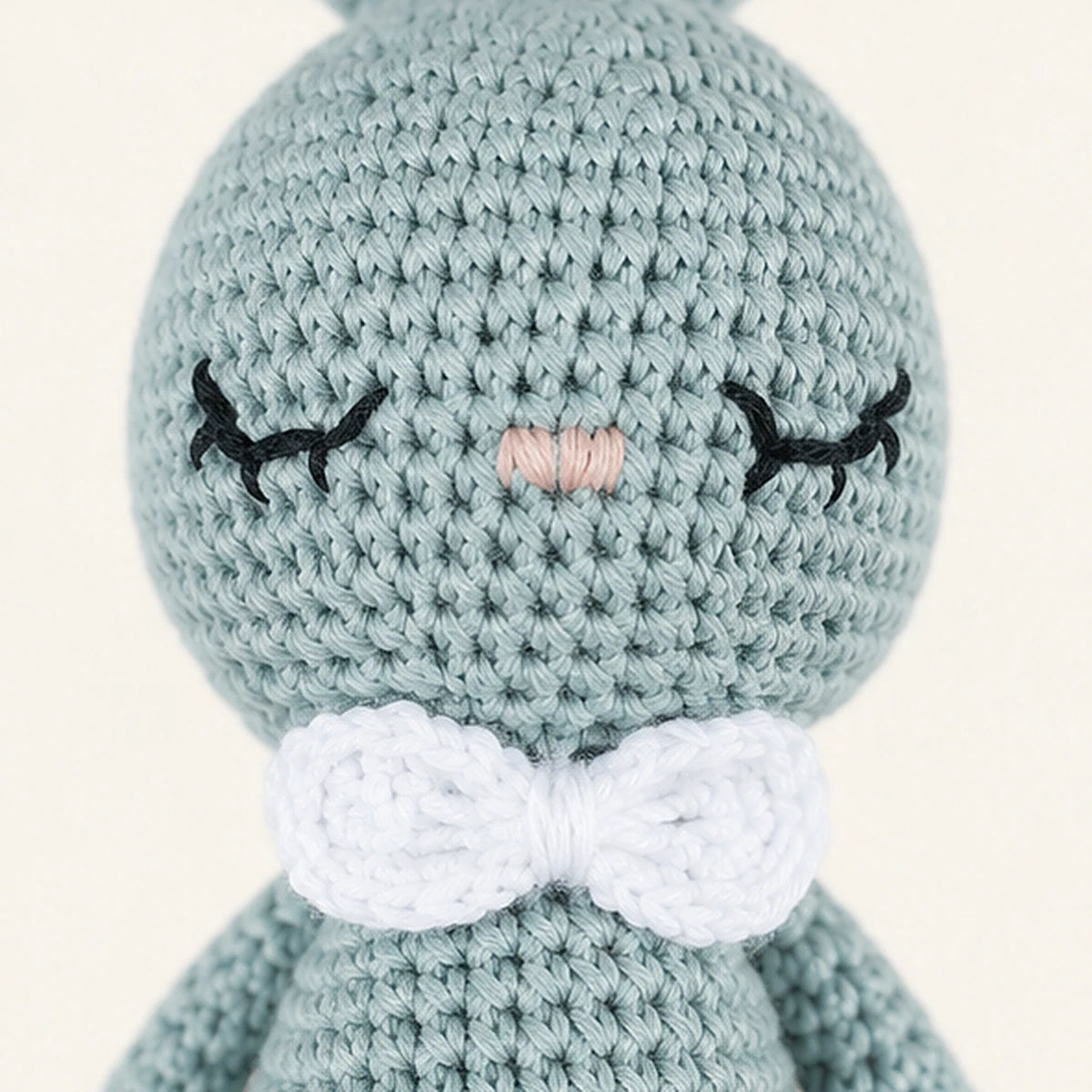 Peluche lapin au crochet gros plan visage