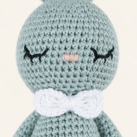 Peluche lapin au crochet gros plan visage