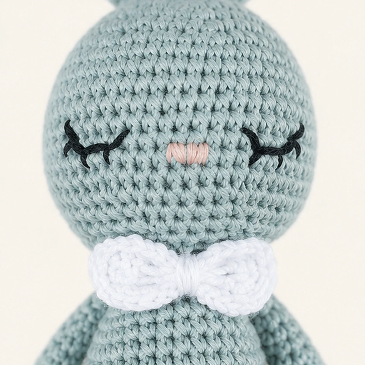 Peluche lapin au crochet gros plan visage