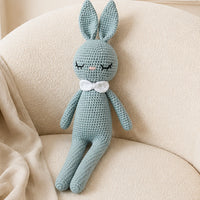 Peluche lapin au crochet mise en situation