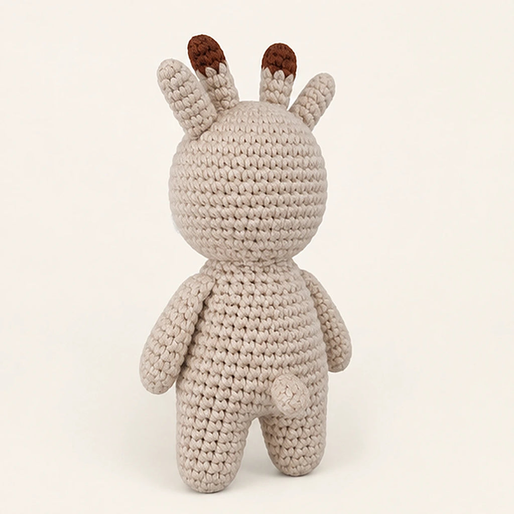 Peluche faon au crochet vue de dos