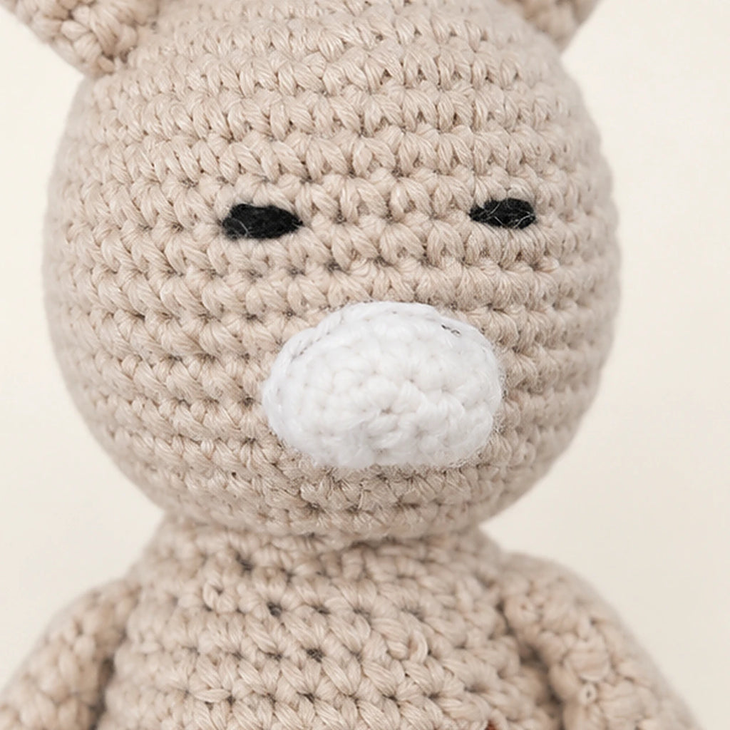 Peluche faon au crochet gros plan visage