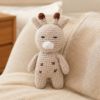 Peluche faon au crochet mise en situation
