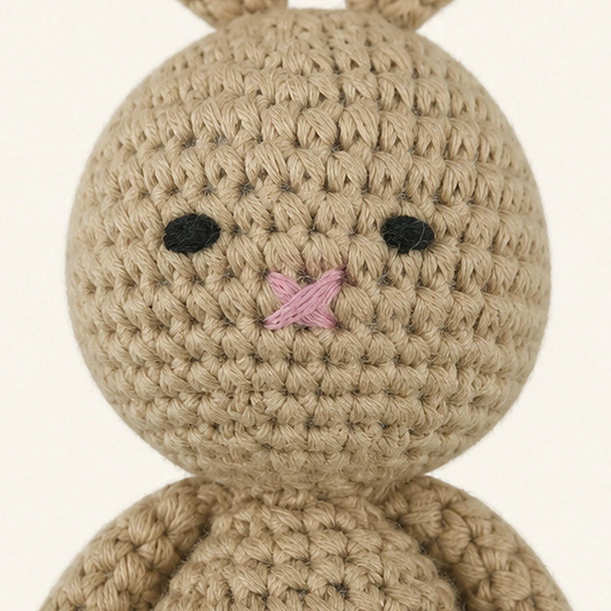 peluche lapin au crochet 19 cm detail