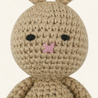 peluche lapin au crochet 19 cm detail