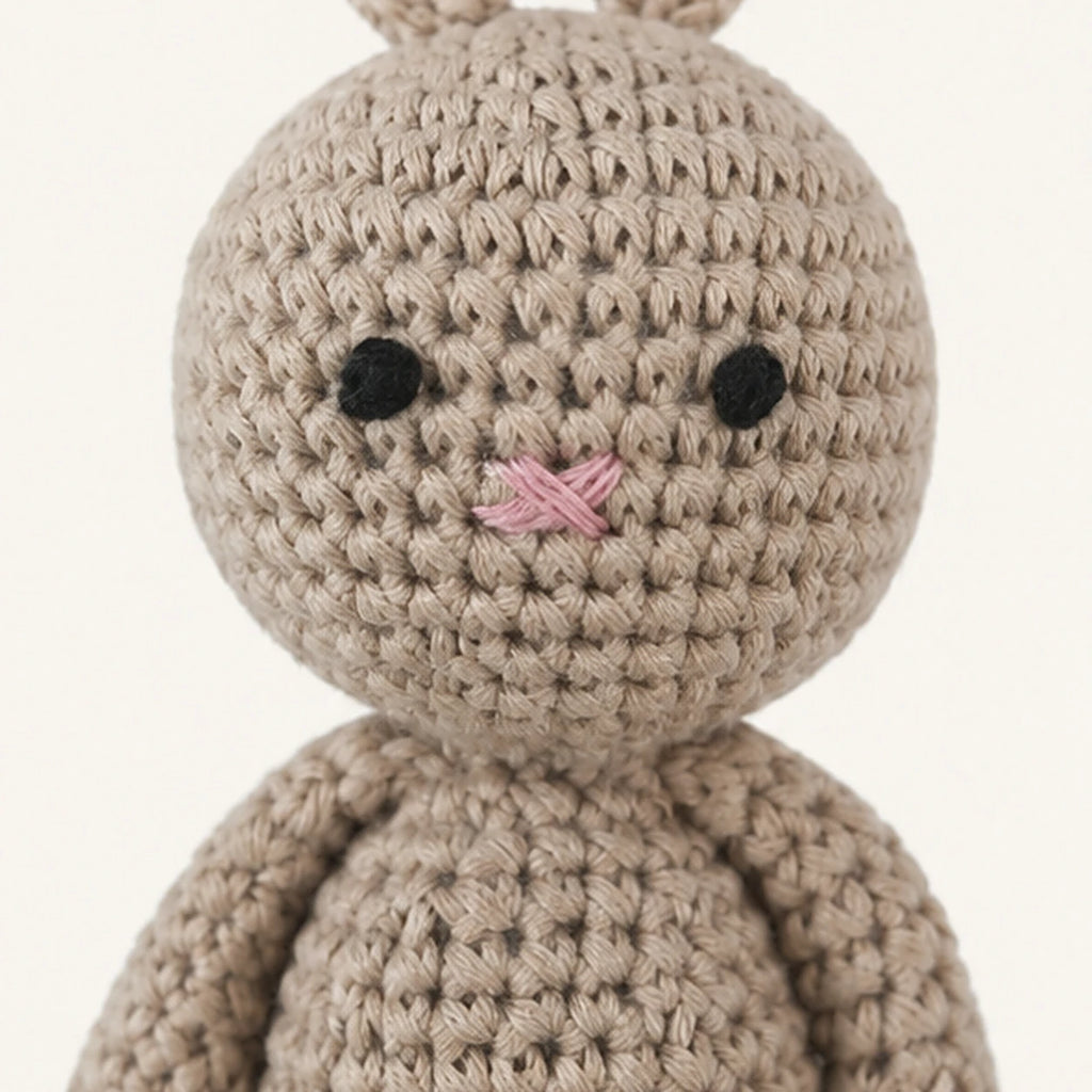 peluche lapin au crochet 19 cm detail