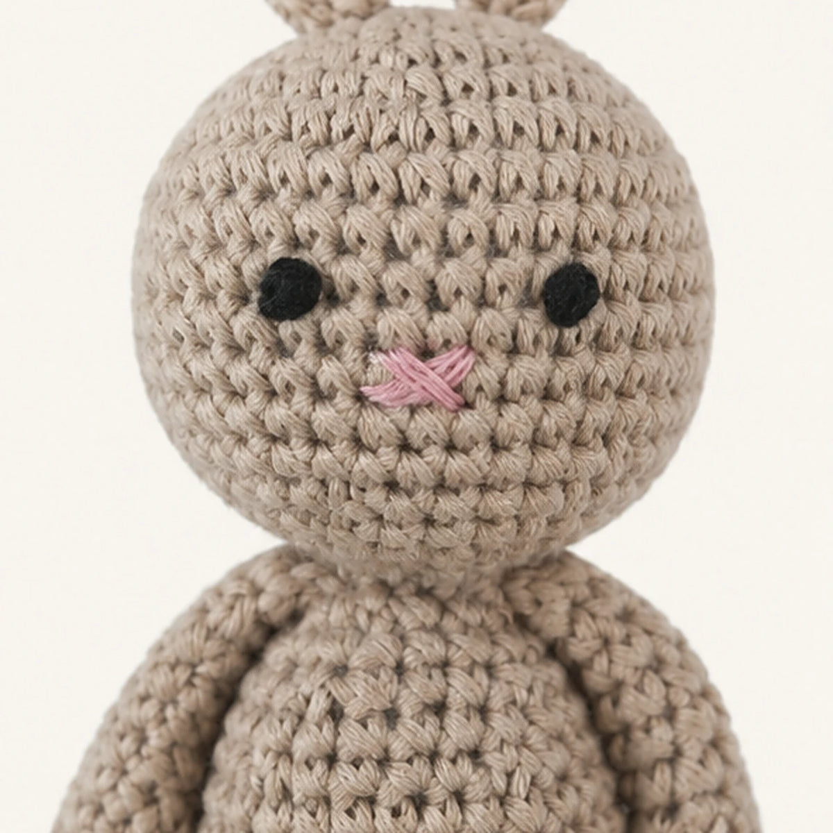 peluche lapin au crochet 19 cm detail