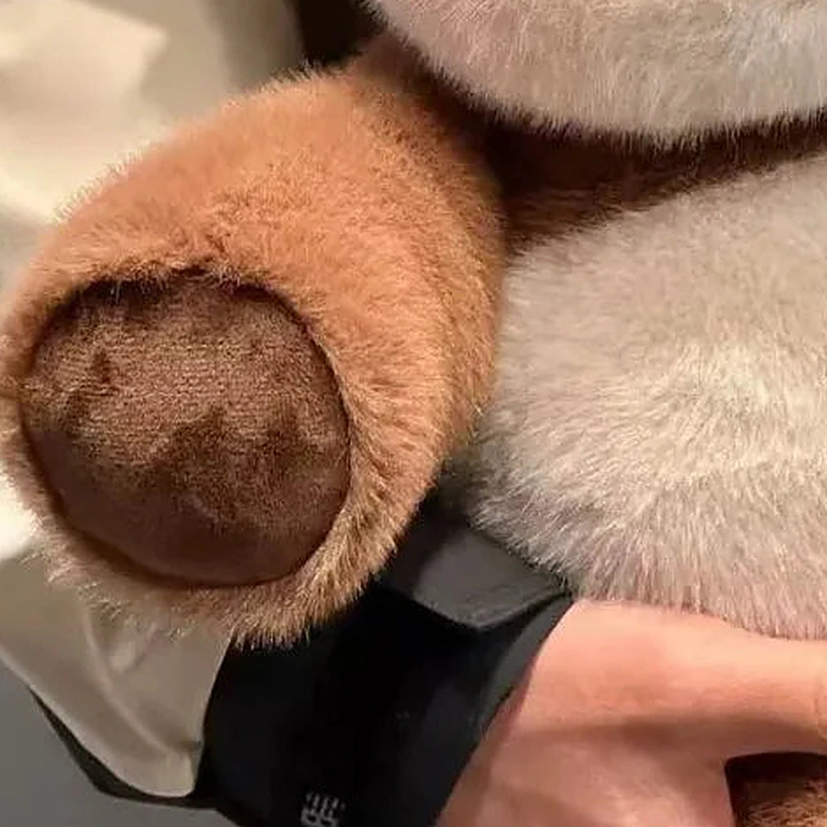 peluche coussin panda brun 45 cm - detail