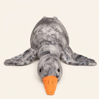 grande peluche oie grise allongee 130 cm - face