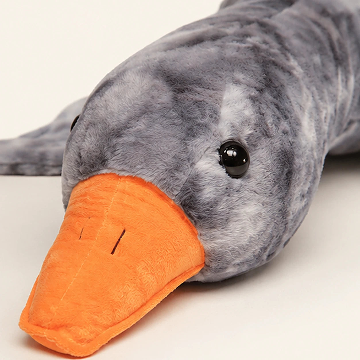 grande peluche oie grise allongee 130 cm - detail