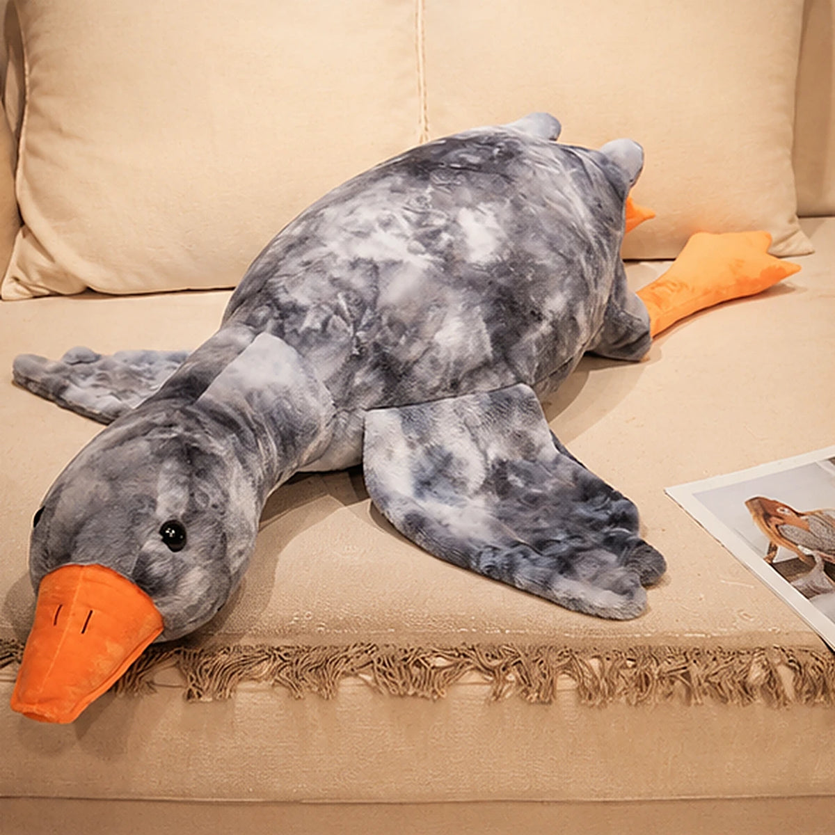 grande peluche oie grise allongee 130 cm - situation