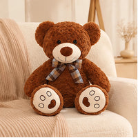 ours en peluche brun rouge 50 cm en situation