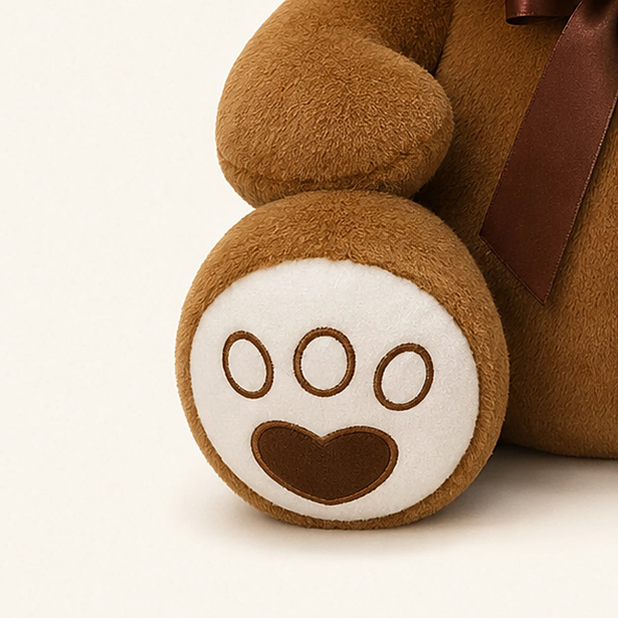 ours en peluche brun fonce 50 cm gros plan visage