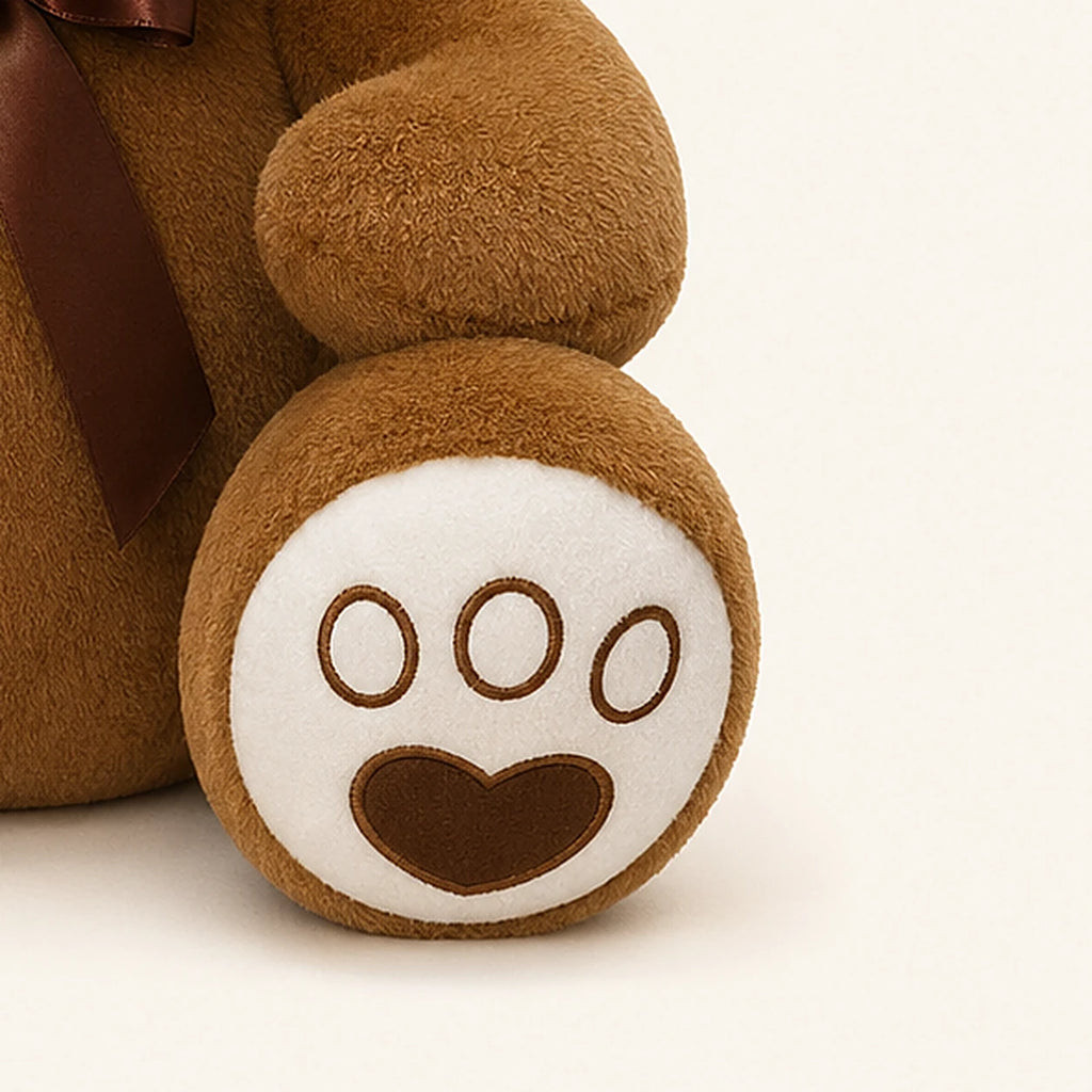 ours en peluche brun fonce 50 cm en situation