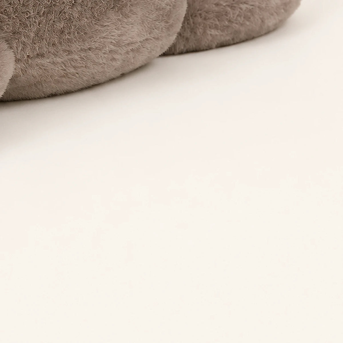 peluche raton laveur coussin en situation
