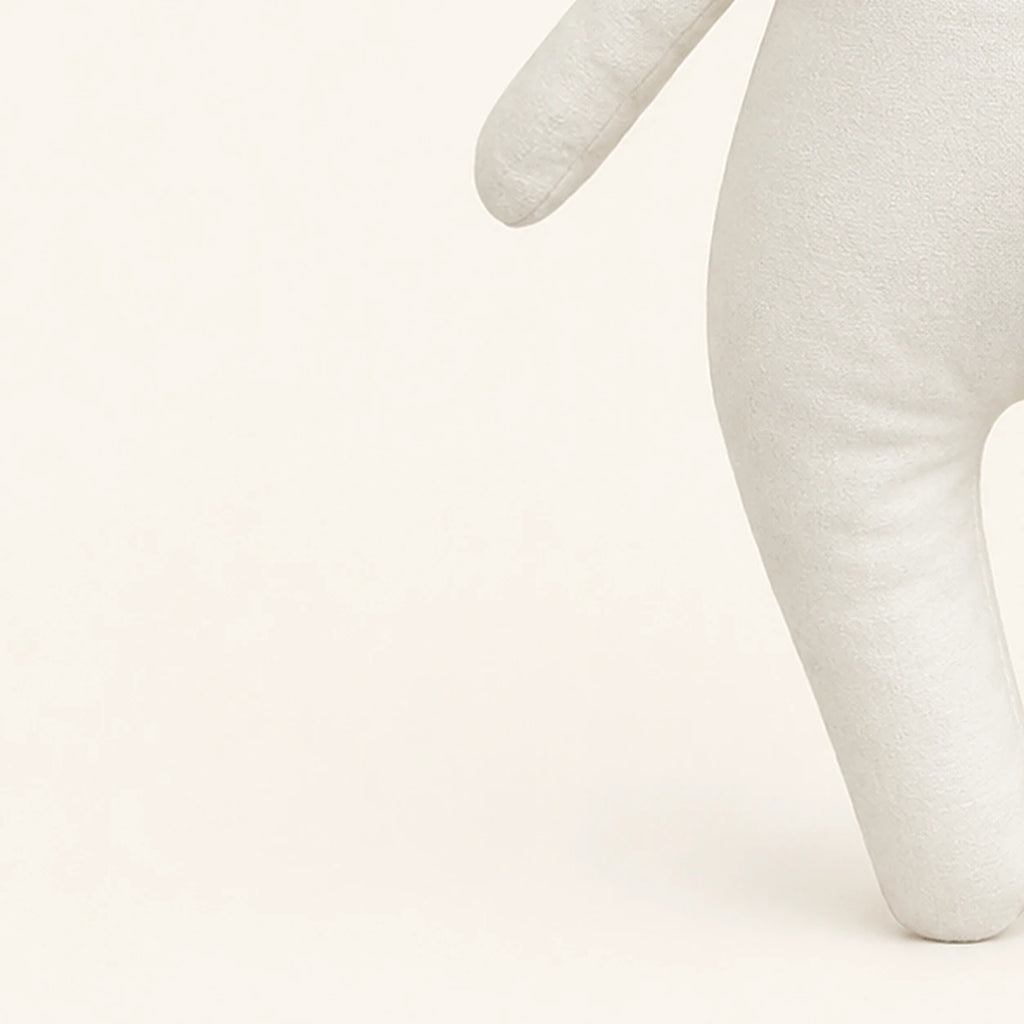 peluche lapin au crochet 25 cm gros plan