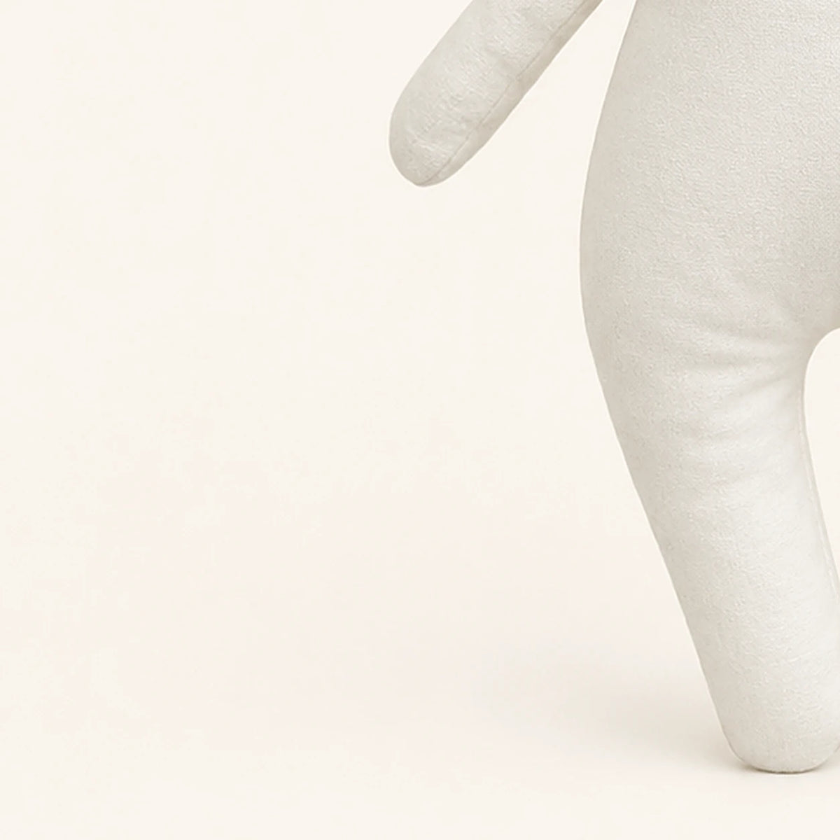 peluche lapin au crochet 25 cm gros plan