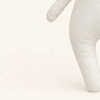 peluche lapin au crochet 25 cm gros plan