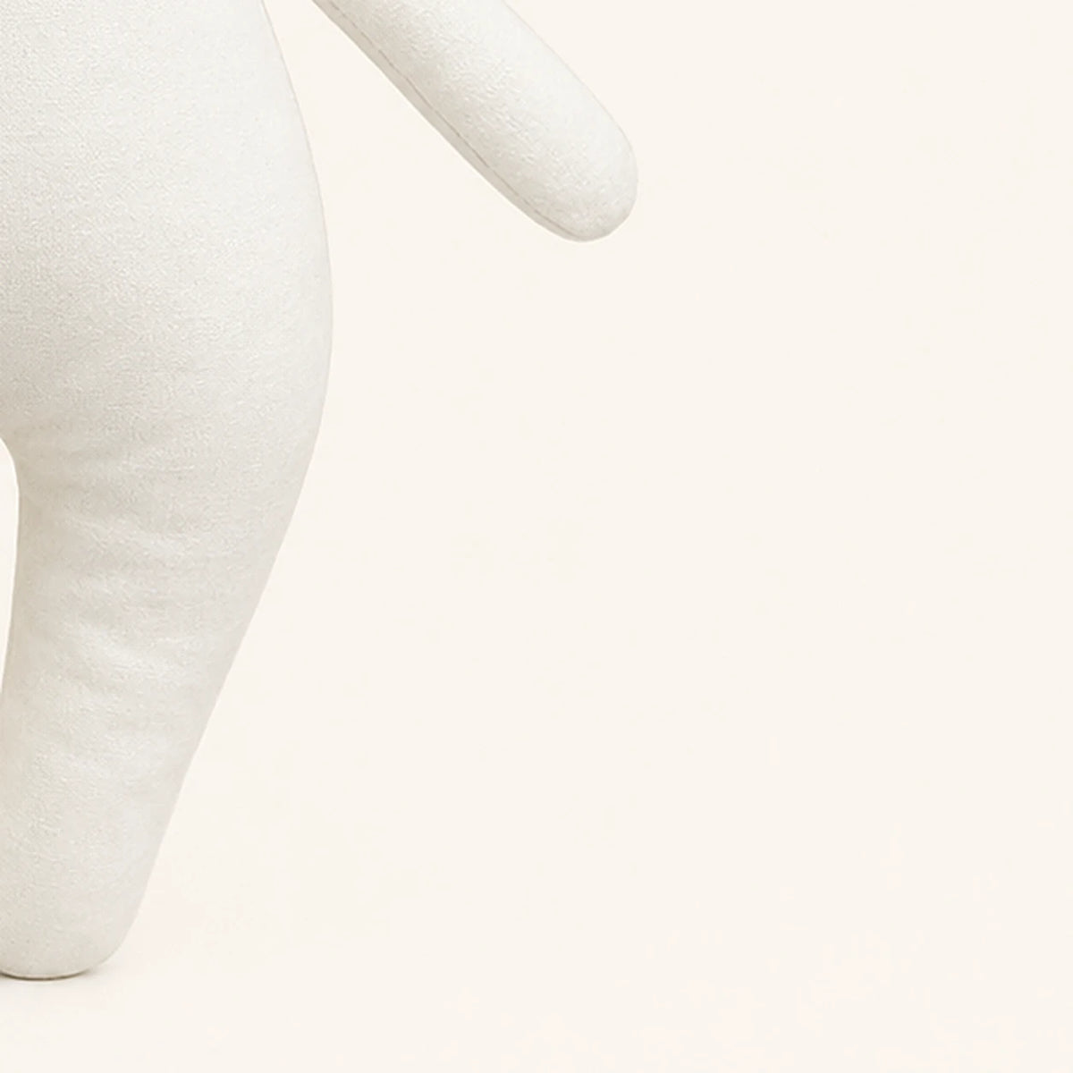 peluche lapin au crochet 25 cm en situation