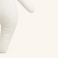 peluche lapin au crochet 25 cm en situation