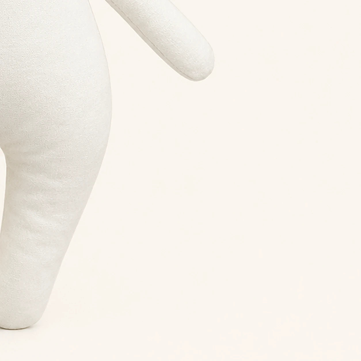 peluche lapin au crochet 25 cm en situation