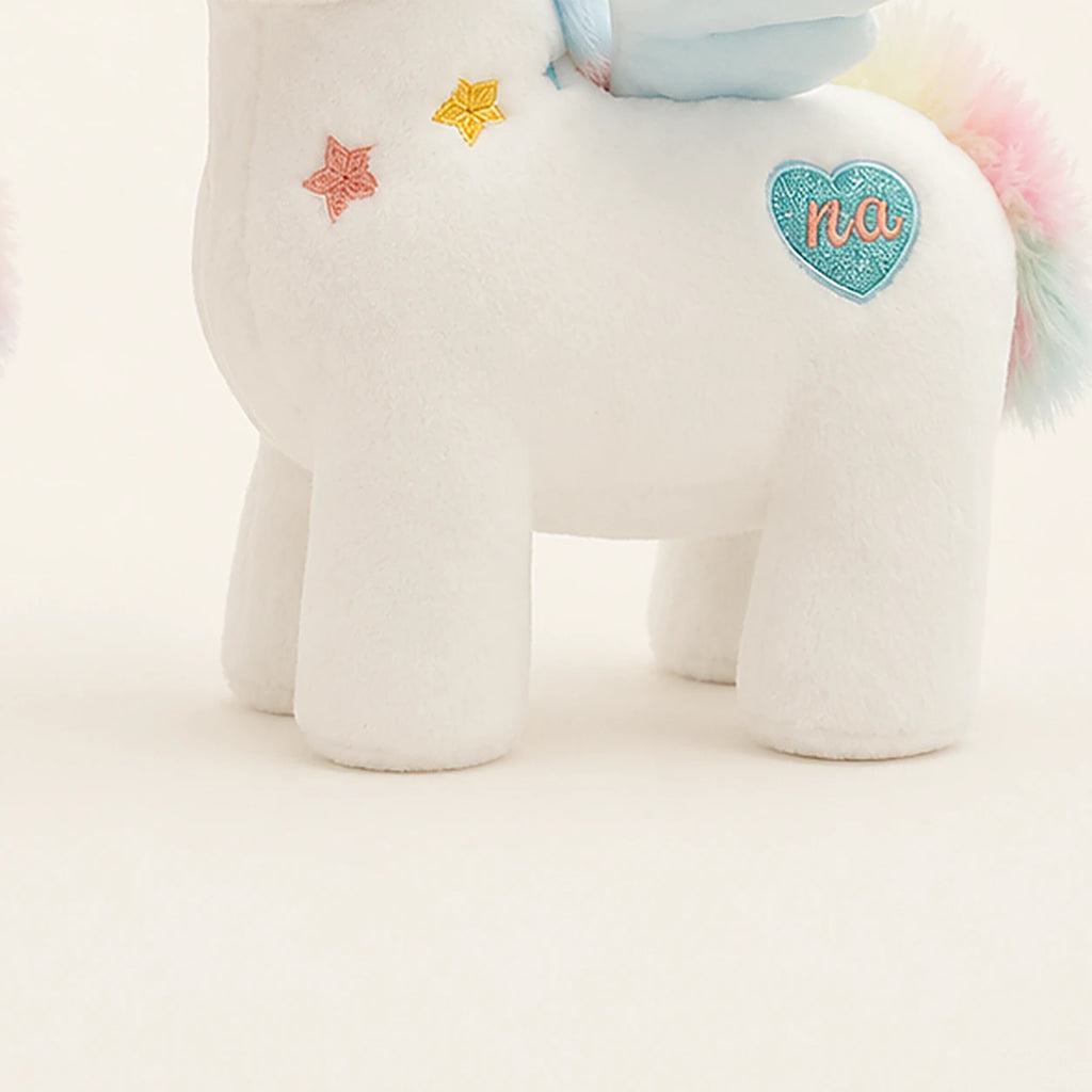 peluche licorne ailee rose et bleue 25 cm en situation